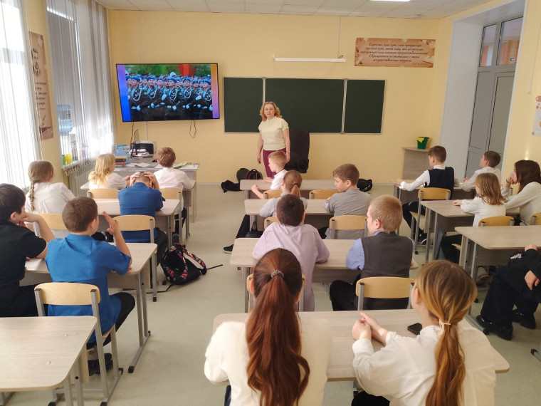 В 5А, 5Б и 6Б классах прошёл библиотечный урок «История возникновения праздника.