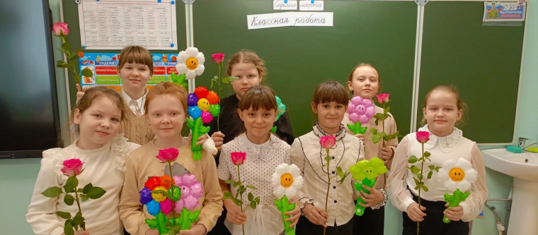 Мальчики 3 Б класса поздравили мам и одноклассниц с наступающим праздником весны!.