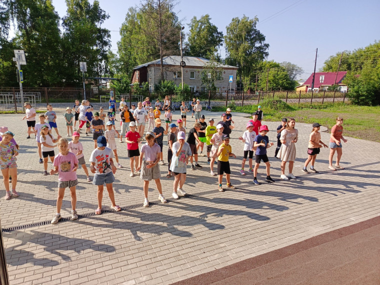 Летние имениники в школьном лагере.
